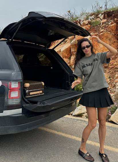 Tuncay Özilhan’ın gelini yol paylaşımı yaptı. Araba sürerken verdiği poz tık rekoru kırdı - Resim: 7